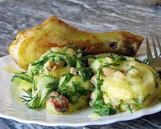 Картофельно-огуречный салат с хрустящей курочкой