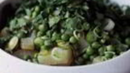 Картофельный салат с горошком и кинзой