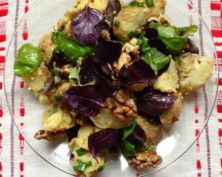 Картофельный салат с грецким орехом и базиликом