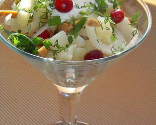 Картофельный салат с грибами и клюквой