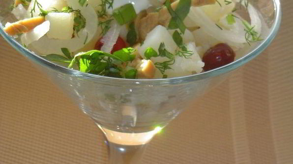 картофельный салат с грибами и клюквой