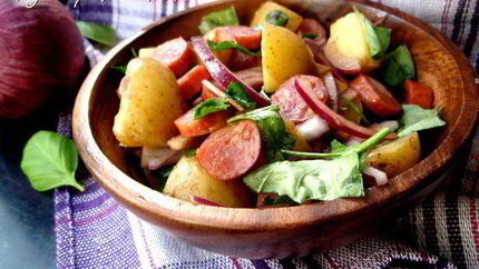 Картофельный салат с колбасками и красным луком