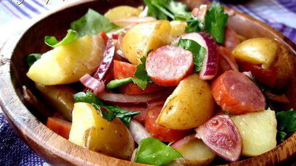 картофельный салат с колбасками и красным луком