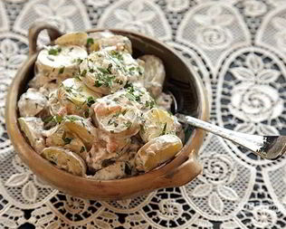 Картофельный салат с копченой рыбой