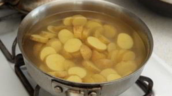 картофельный салат с копченой рыбой