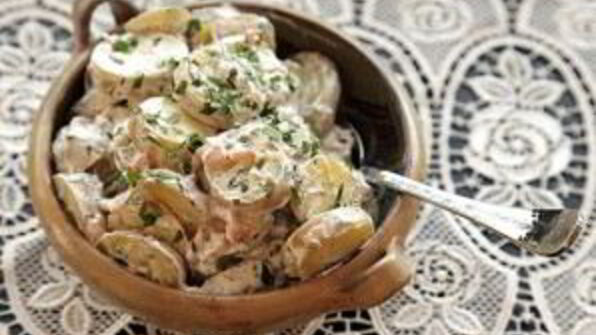 картофельный салат с копченой рыбой