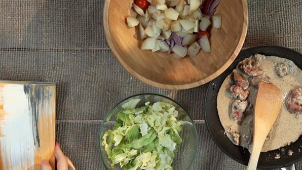 картофельный салат с куриной печенкой и красным луком