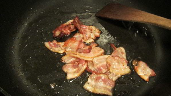 картофельный салат с курицей, беконом и редисом