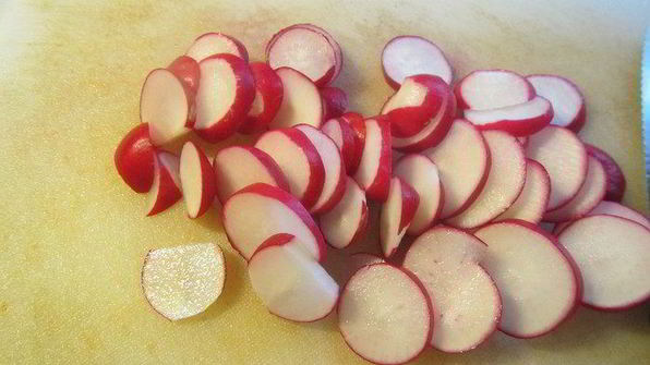 картофельный салат с курицей, беконом и редисом