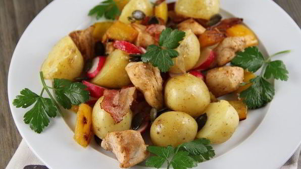 картофельный салат с курицей, беконом и редисом