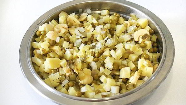 картофельный салат с маринованными грибами