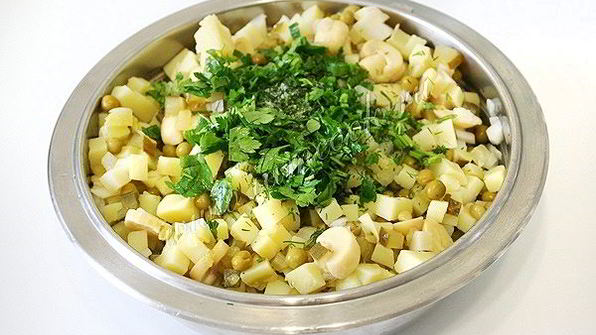 картофельный салат с маринованными грибами