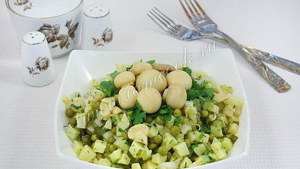 картофельный салат с маринованными грибами