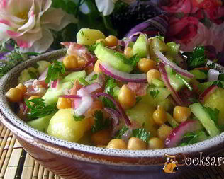 Картофельный салат с нутом и беконом