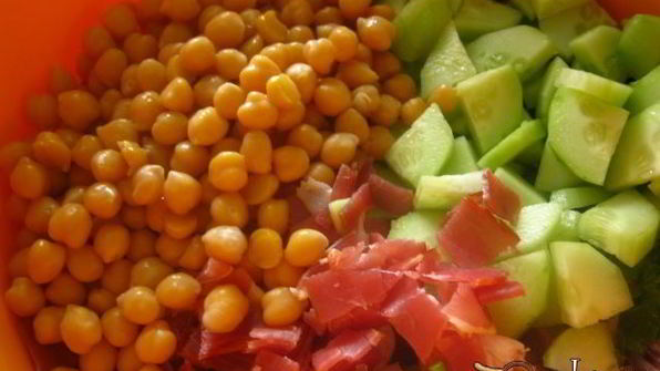 картофельный салат с нутом и беконом