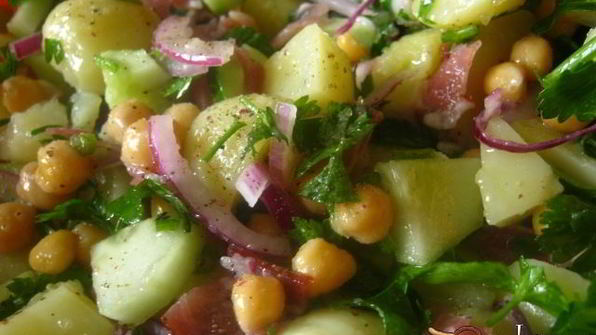 картофельный салат с нутом и беконом