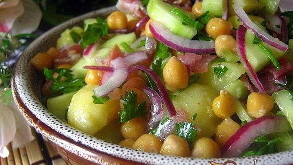 картофельный салат с нутом и беконом