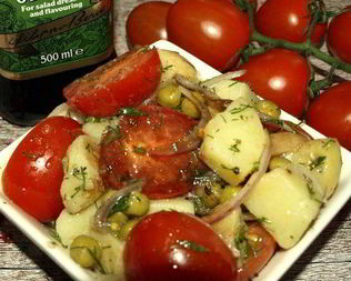 Картофельный салат с помидорами и укропом