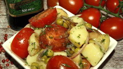 Картофельный салат с помидорами и укропом