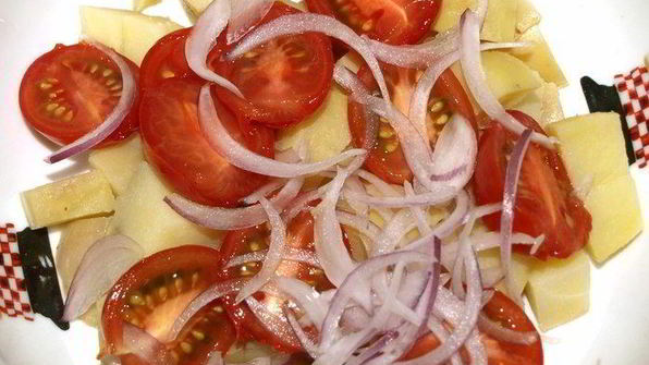 картофельный салат с помидорами и укропом