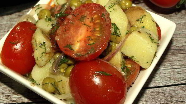 картофельный салат с помидорами и укропом