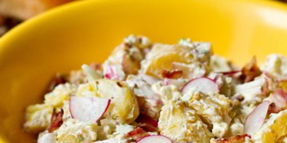 Рецепт картофельного салата с редисом и беконом