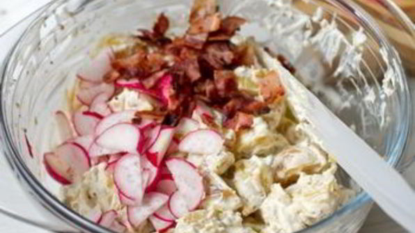 картофельный салат с редисом и беконом