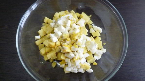 картофельный салат с соленой сельдью и свеклой