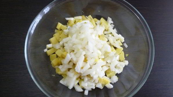 картофельный салат с соленой сельдью и свеклой