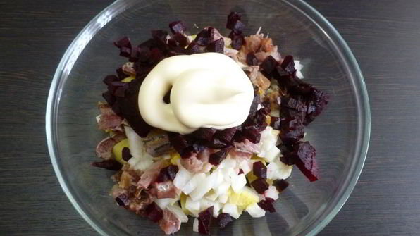 картофельный салат с соленой сельдью и свеклой