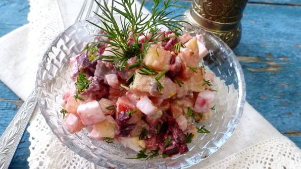 картофельный салат с соленой сельдью и свеклой