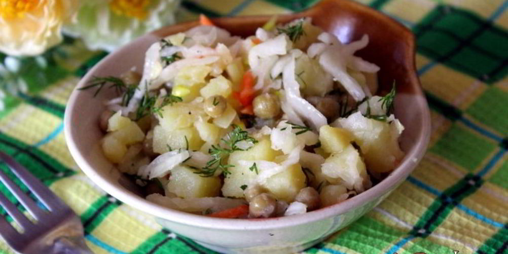 Рецепт постного картофельного салата с квашенной капустой и зеленым горошком