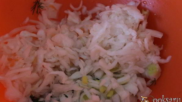 постный картофельный салат с квашенной капустой и зеленым горошком