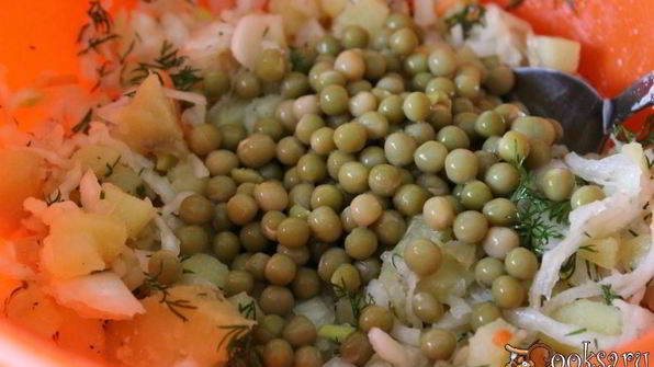 постный картофельный салат с квашенной капустой и зеленым горошком