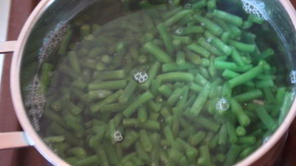 салат из картофеля, фасоли и тунца