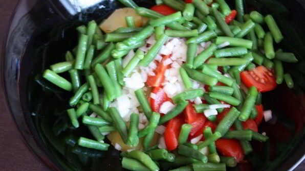 салат из картофеля, фасоли и тунца