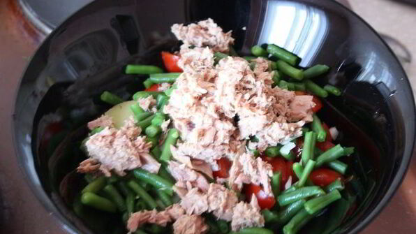 салат из картофеля, фасоли и тунца