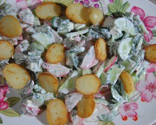 Салат из молодого картофеля с редисом и заправкой из феты