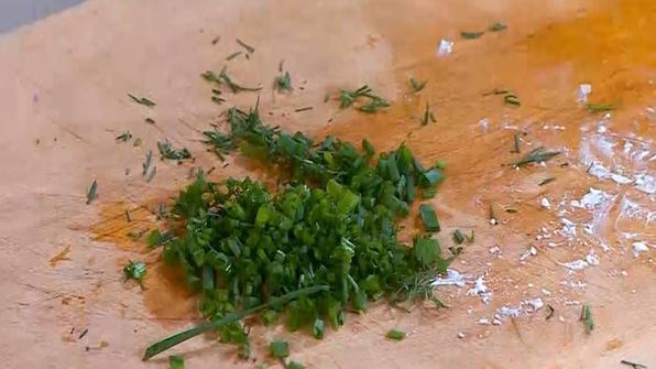 салат из молодого картофеля с редисом и заправкой из феты