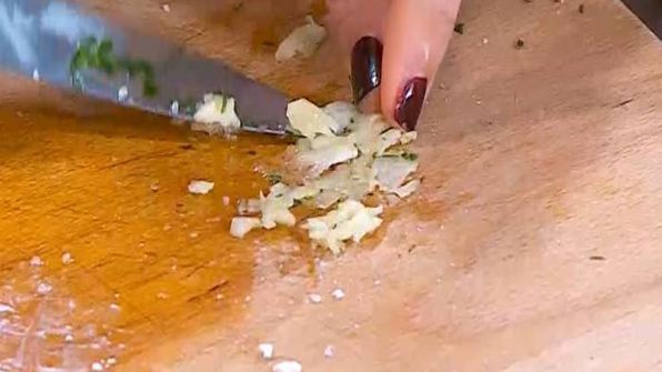 салат из молодого картофеля с редисом и заправкой из феты