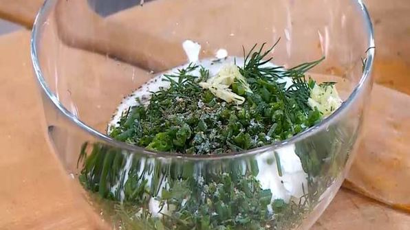 салат из молодого картофеля с редисом и заправкой из феты