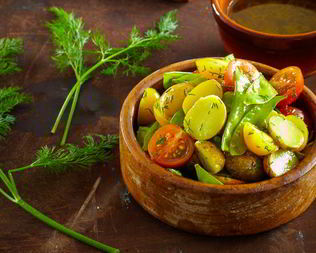 Салат из молодого картофеля с укропом и хреном