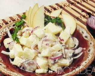 Салат с картофелем, селедкой и яблоком