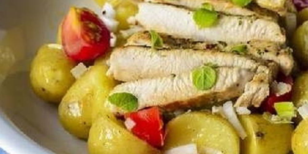 Рецепт салата с молодым картофелем и индейкой