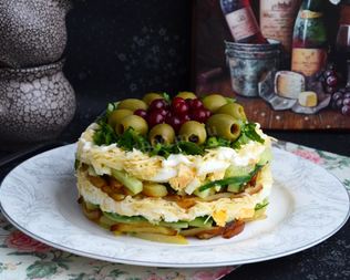 Салат с жареной картошкой