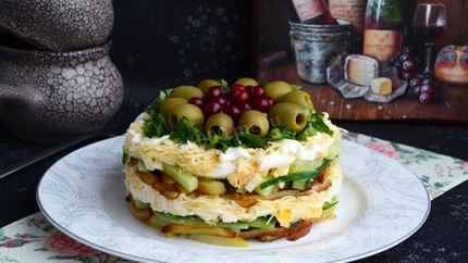 Салат с жареной картошкой