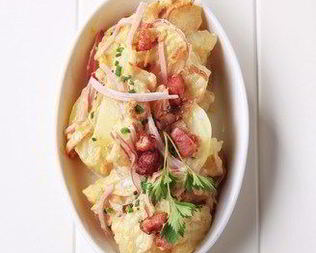 Теплый картофельный салат с беконом и горчичным соусом по-немецки