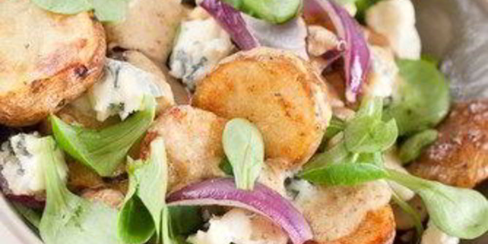 Рецепт теплого картофельного салата с маслинами, фетой и мятой