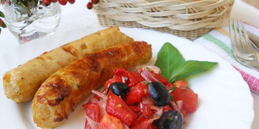 Рецепт куриных колбасок и салат из запеченных перцев и помидоров