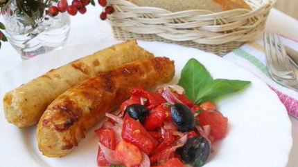 Куриные колбаски и салат из запеченных перцев и помидоров